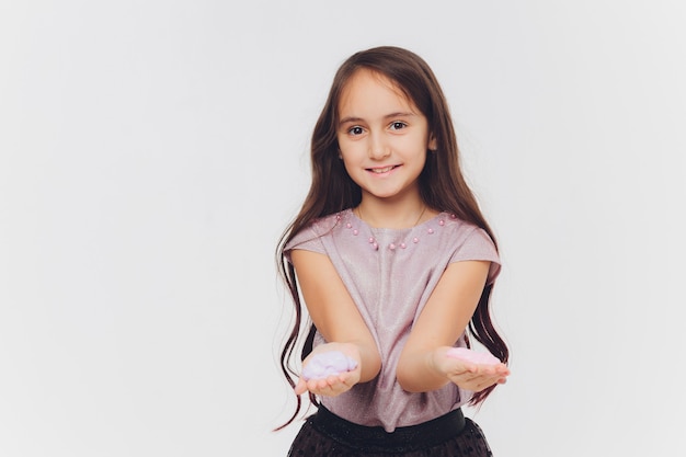 Jeune fille jouant avec du slime. Isolé sur fond blanc.