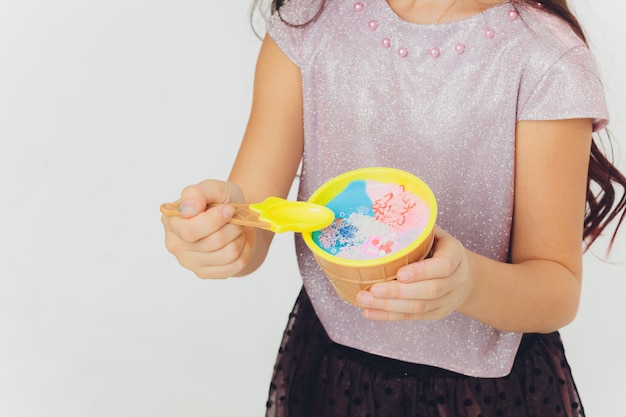 Jeune fille jouant avec du slime. Isolé sur fond blanc.