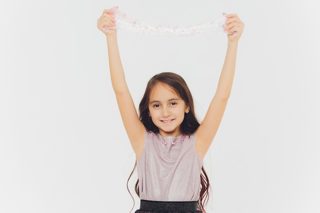 Jeune fille jouant avec du slime. Isolé sur fond blanc.