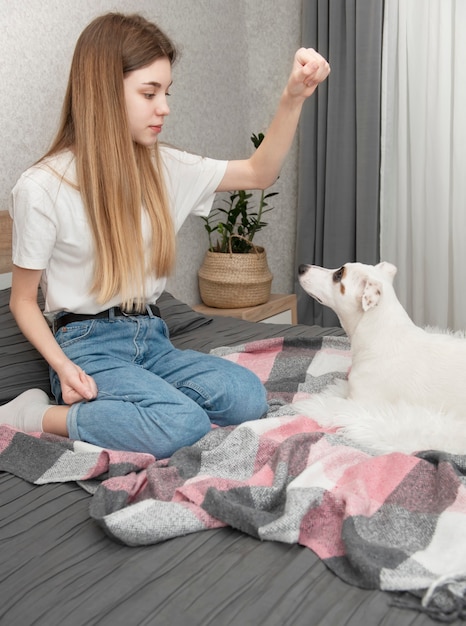 Jeune fille jouant avec son chien Jack Russell