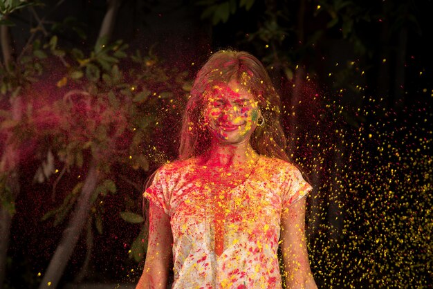 Jeune fille joue avec les couleurs à l'occasion de Holi. Concept pour le festival indien Holi. tâche de couleur.