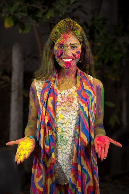 Une jeune fille joue avec les couleurs