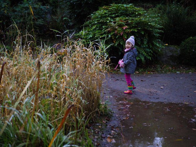 Photo une jeune fille joue dans le parc.