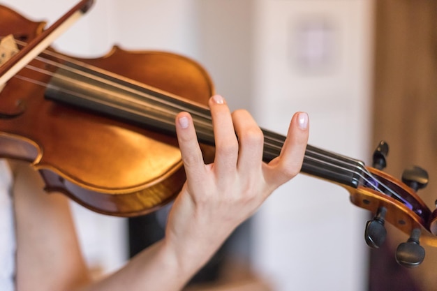 La jeune fille joue heureusement sur son violon