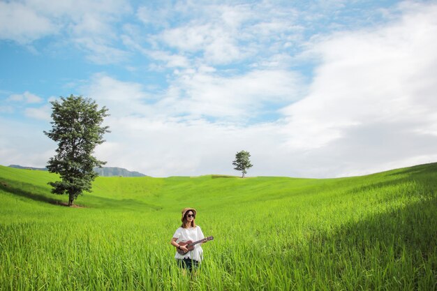 Photo une jeune fille joue joyeusement au ukulélé. à '' khao kho ''