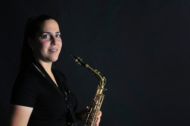 Jeune fille joue de la musique jazz au saxophone