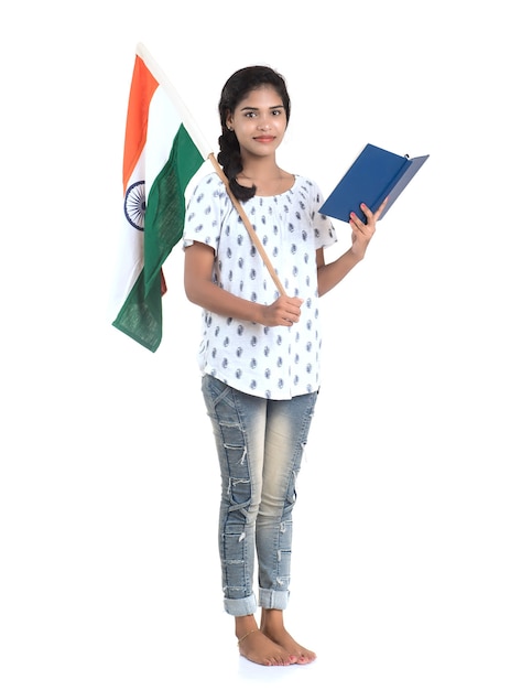 Jeune fille jour de l'indépendance indienne ou jour de la République indienne avec drapeau indien ou tricolore et livre sur blanc