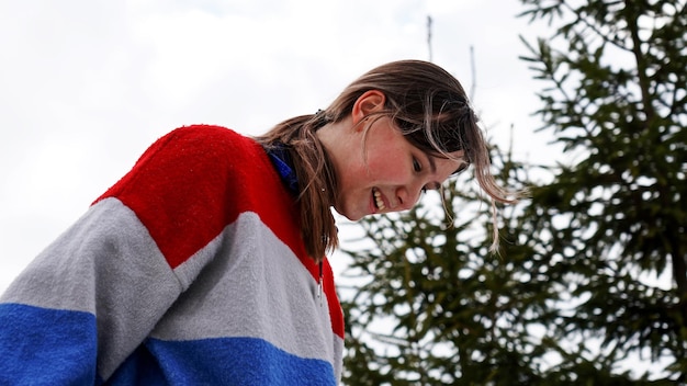 Une jeune fille joyeuse par une journée ensoleillée