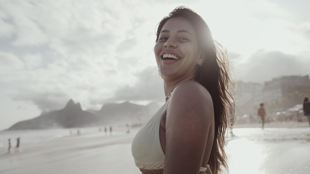 Jeune fille latine célèbre plage Rio de Janeiro Brésil vacances d'été latine