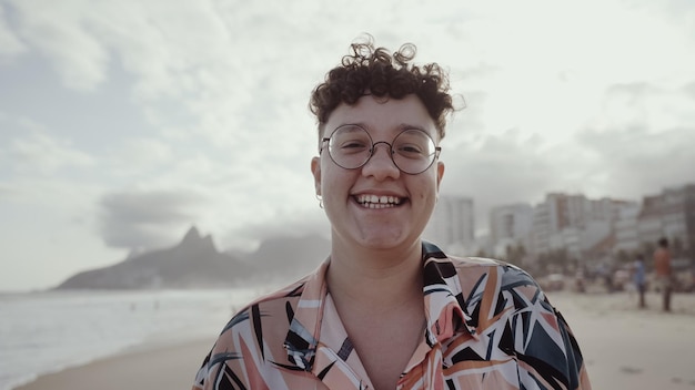 Jeune fille latine célèbre plage Rio de Janeiro Brésil vacances d'été latine