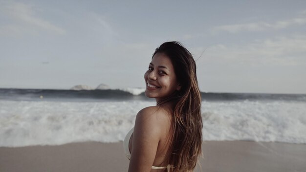 Jeune fille latine célèbre plage Rio de Janeiro Brésil vacances d'été latine