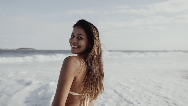 Jeune fille latine célèbre plage Rio de Janeiro Brésil vacances d'été latine