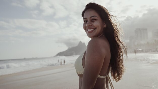 Jeune fille latine célèbre plage Rio de Janeiro Brésil vacances d'été latine