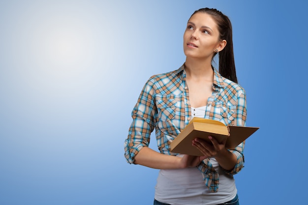 Jeune fille avec livre isolé