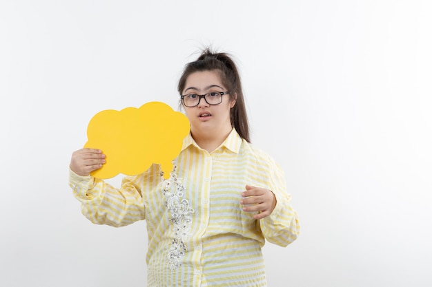 jeune fille à lunettes avec bulle de dialogue vide debout.