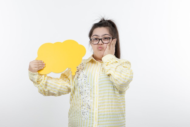 jeune fille à lunettes avec bulle de dialogue vide debout.