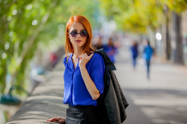 Jeune fille à lunettes dans les rues parisiennes, France