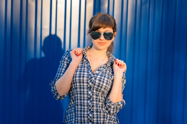 jeune fille à lunettes de soleil en chemise