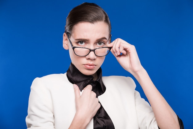 Jeune fille à lunettes