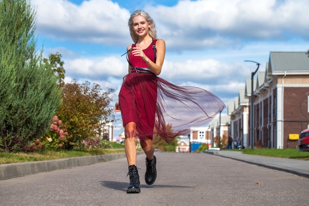 Une jeune fille magnifique qui marche dans la rue.