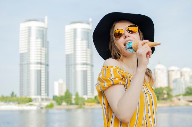 Jeune fille, manger, glace