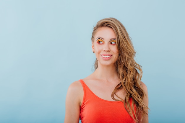 jeune fille avec maquillage posant