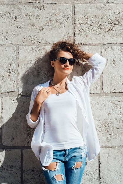 Jeune fille marchant sur les vieilles rues pologne d'europe