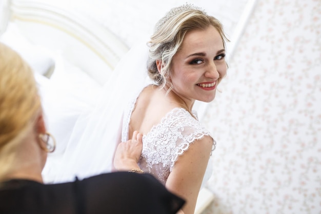 Jeune fille mariée en robe de mariée attend le marié