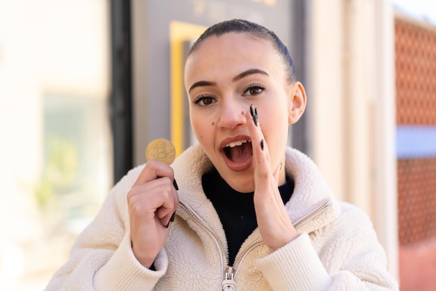 Jeune fille marocaine à l'extérieur criant avec la bouche grande ouverte