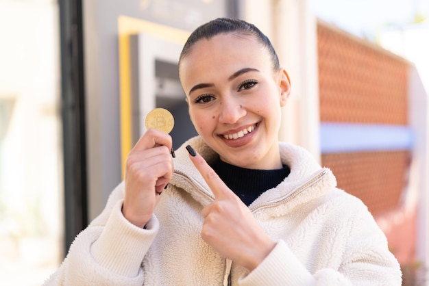 Jeune fille marocaine à l'extérieur et le pointant