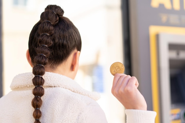 Jeune fille marocaine à l'extérieur en position arrière