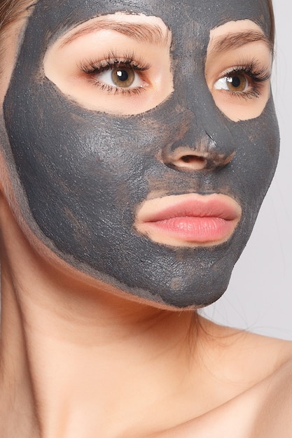 Jeune fille avec un masque facial gris dessus