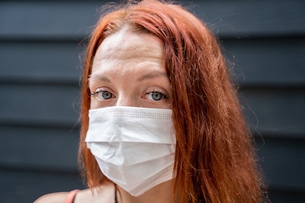 Jeune fille avec un masque de protection dans la rue