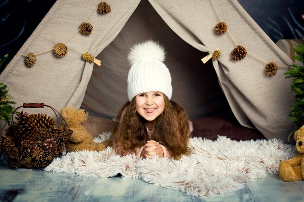 Jeune fille, mensonge, oreiller, décorations noël