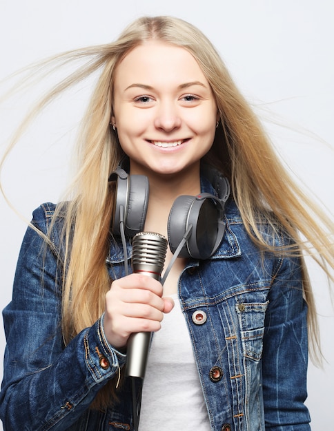 Jeune fille, à, microphone, chant