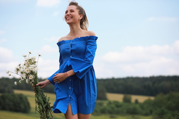 Jeune fille mignonne courir dans un champ de village au coucher du soleil