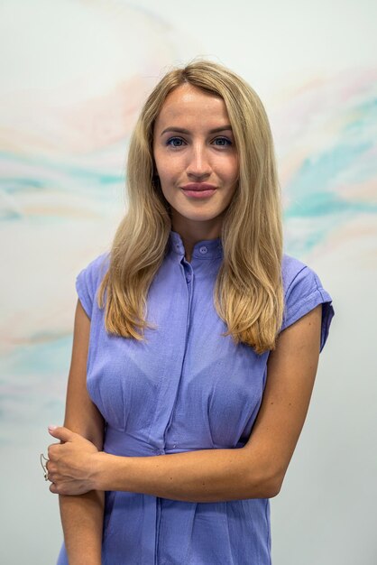 Jeune fille mignonne posant avec de beaux mouvements de main pour la caméra