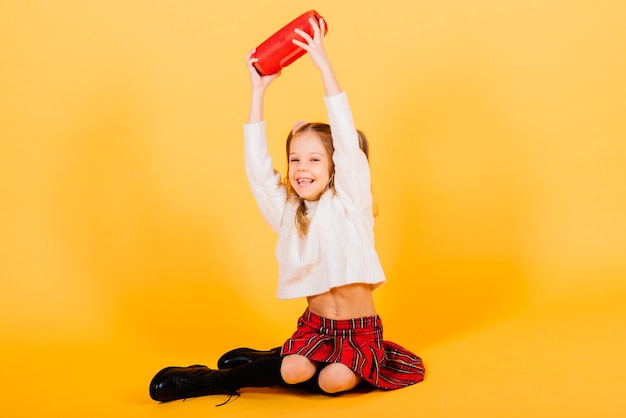 Jeune fille mignonne souriant avec haut-parleur portable sans fil