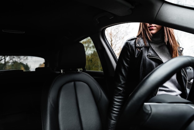 Jeune fille monter dans une voiture sur la route.