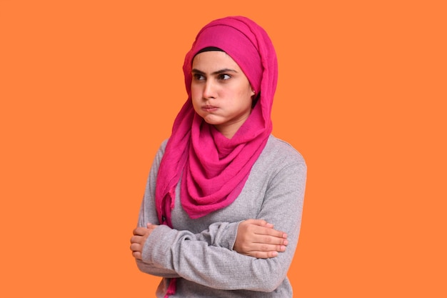 Jeune fille musulmane portant le hijab angery mood modèle pakistanais indien