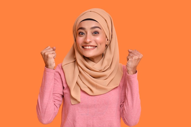 jeune fille musulmane portant le hijab et montrant un geste correct modèle pakistanais indien