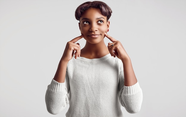 Jeune fille noire belle hipster aux cheveux courts en pull blanc