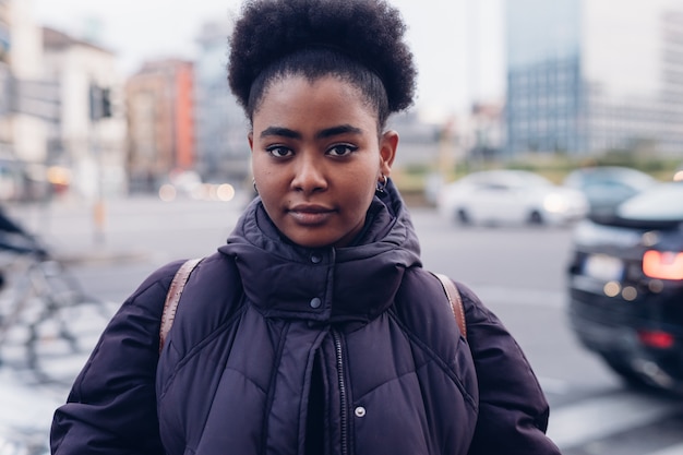 Jeune fille noire en regardant la caméra