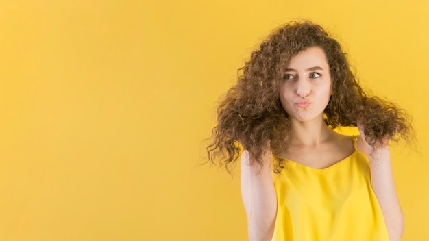 Photo jeune fille organisant son espace de copie de cheveux