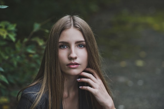 La jeune fille en pantalon et un costume sur une promenade 3691