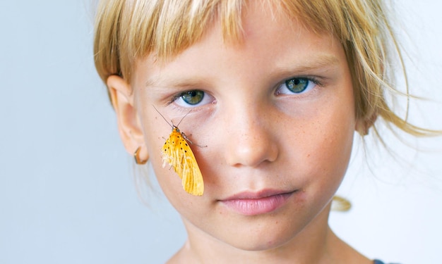 Une jeune fille avec un papillon sur son visage