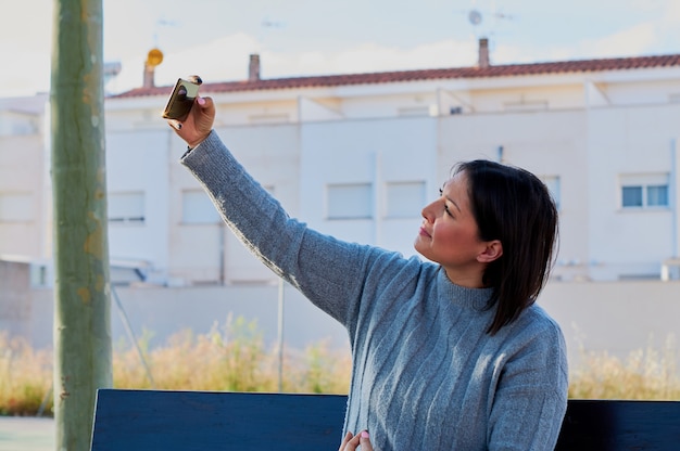 Jeune fille parle sur smartphone et tape des messages avec smartphone