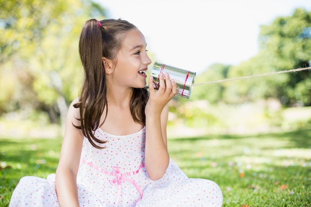 Jeune fille, parler, par, boîte fer blanc, téléphone