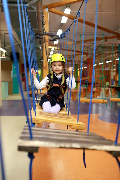 Photo la jeune fille passe un parcours du combattant, un téléphérique