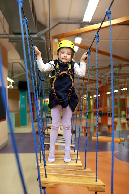 La jeune fille passe un parcours du combattant, un téléphérique